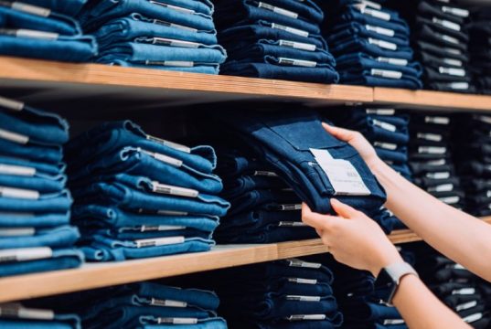 Tips Bagaimana Memilih Celana Jeans Wanita yang Tepat memilih celana jeans wanita