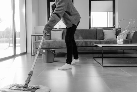 6 Tips Belanja Cairan Pembersih Lantai Lebih Murah dan Hemat Tips Belanja Cairan Pembersih Lantai